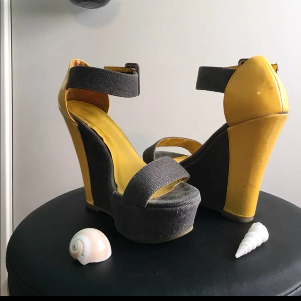 Grey and yellow wedges